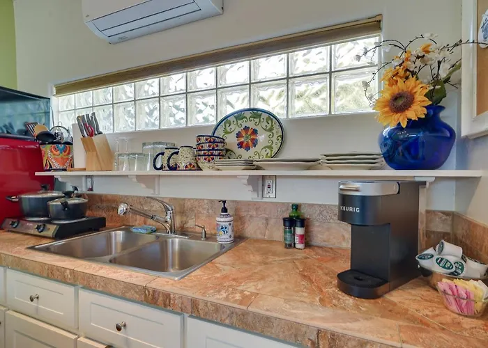 Hotel With Patio Less Than 2 Mi From Downtown And Ua!