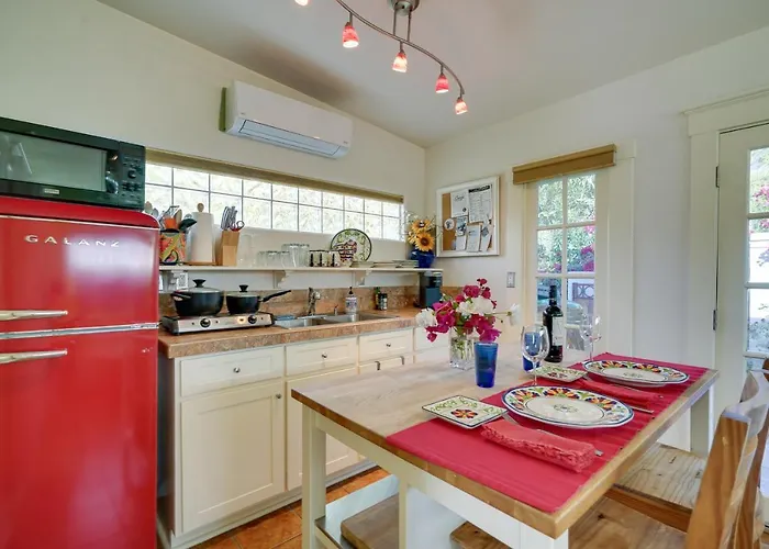 With Patio Less Than 2 Mi From Downtown And Ua! 3*