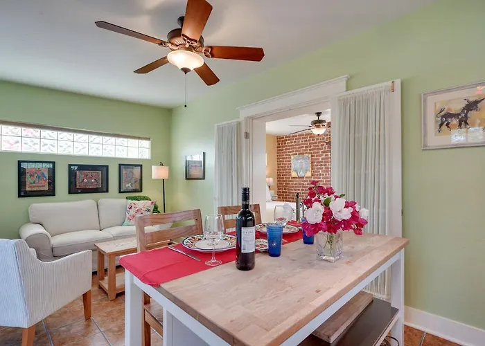 Hotel With Patio Less Than 2 Mi From Downtown And Ua!