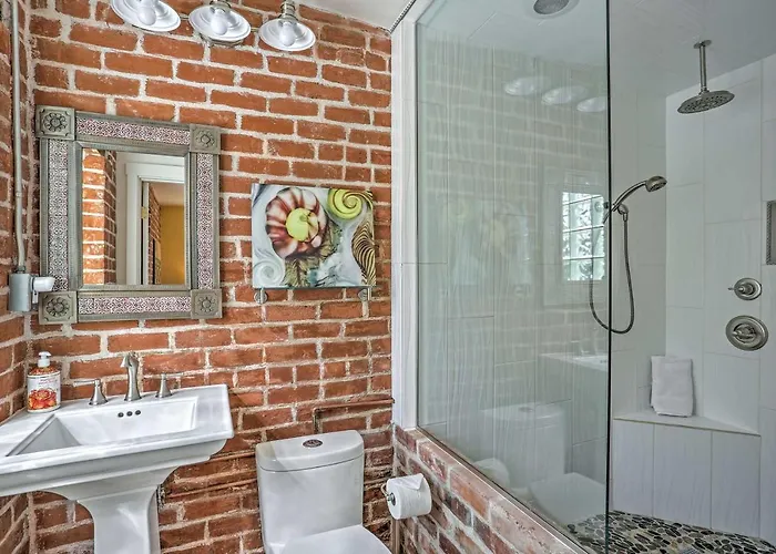Hotel With Patio Less Than 2 Mi From Downtown And Ua! 3*