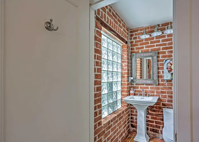 Hotel With Patio Less Than 2 Mi From Downtown And Ua! 3*