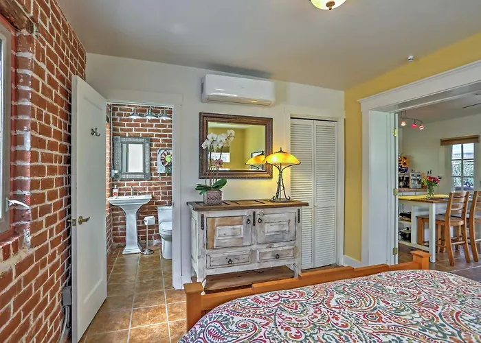 With Patio Less Than 2 Mi From Downtown And Ua! Hotel